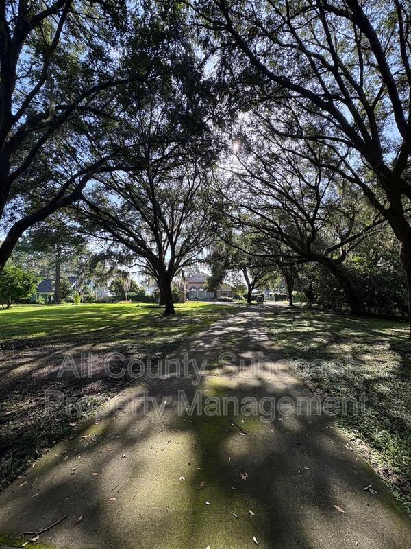 Building Photo - 2600 Lucerne Dr