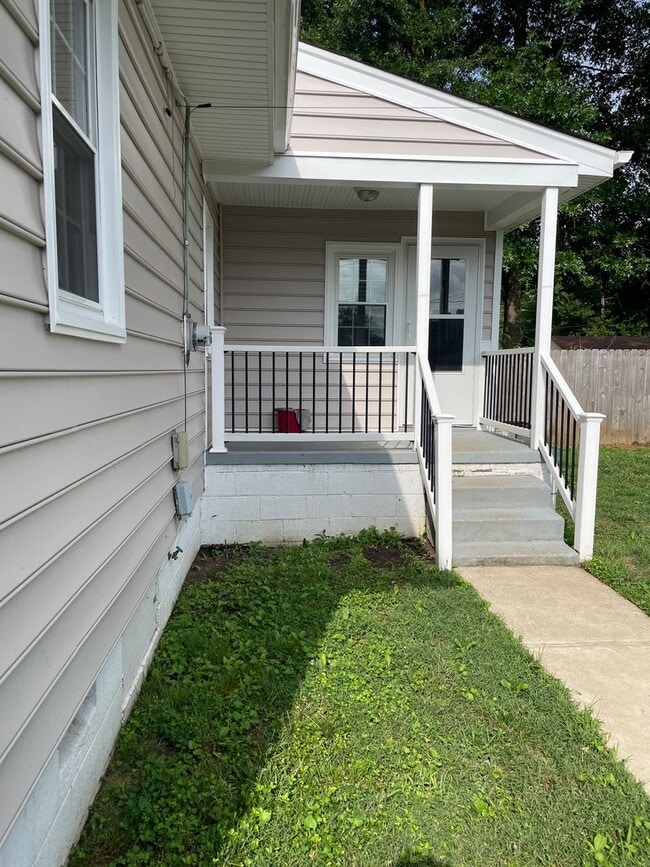 Building Photo - NOW AVAILABLE -  3 Bedroom, 1 Bath Home Ne...