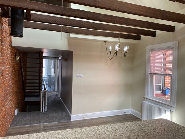 Building Photo - 612 E Chestnut St