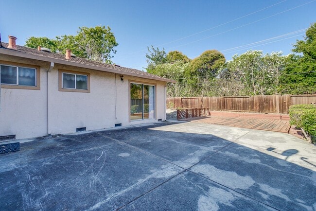Building Photo - 1109 White Cliff Dr