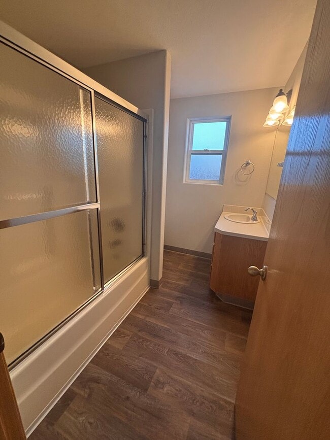 Building Photo - Spacious 3 Bedroom 2 bathroom Duplex