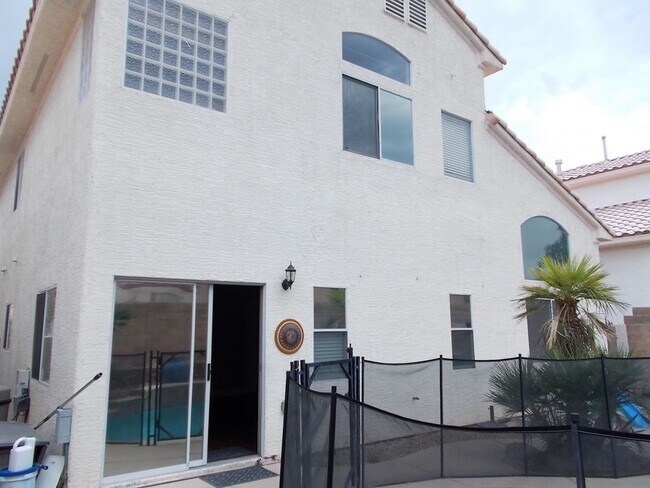 Building Photo - Spacious 4-Bedroom Home with Pool & 3-Car ...