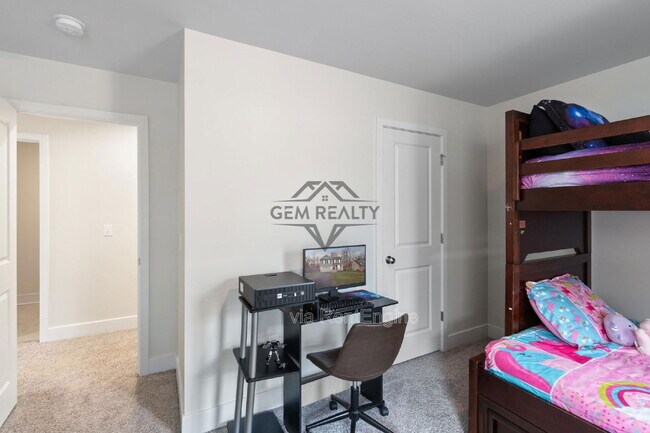 Building Photo - 102 Monroe St