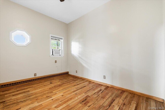 Building Photo - 333 Lake Dr