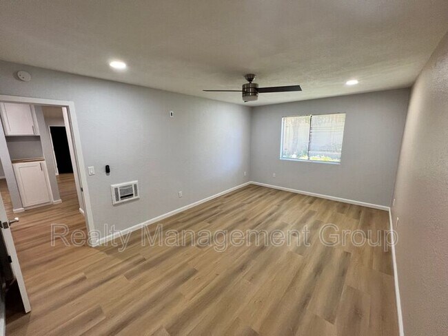 Building Photo - 1013 S Sunshine Ave