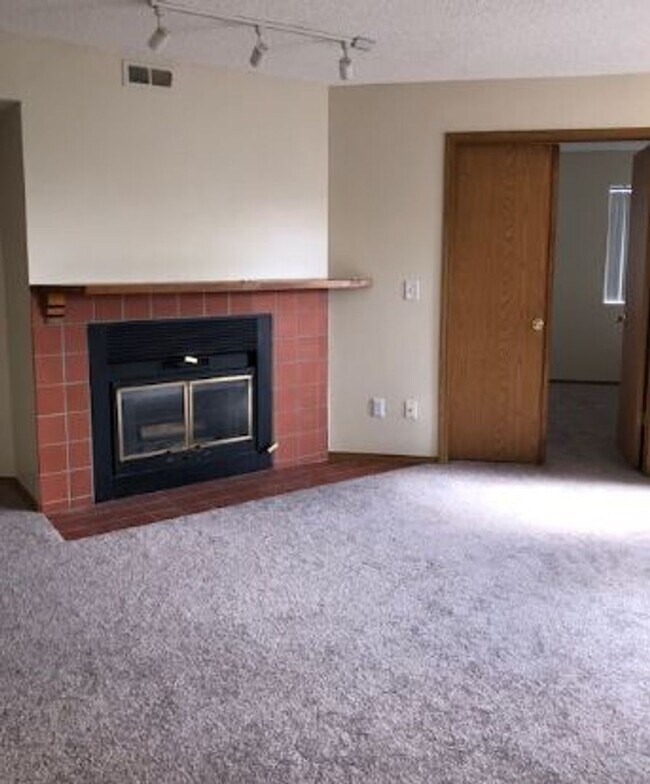 Building Photo - 2 BR/1BA | Fresh and Clean Unit | Front Patio| Fireplace in living room!