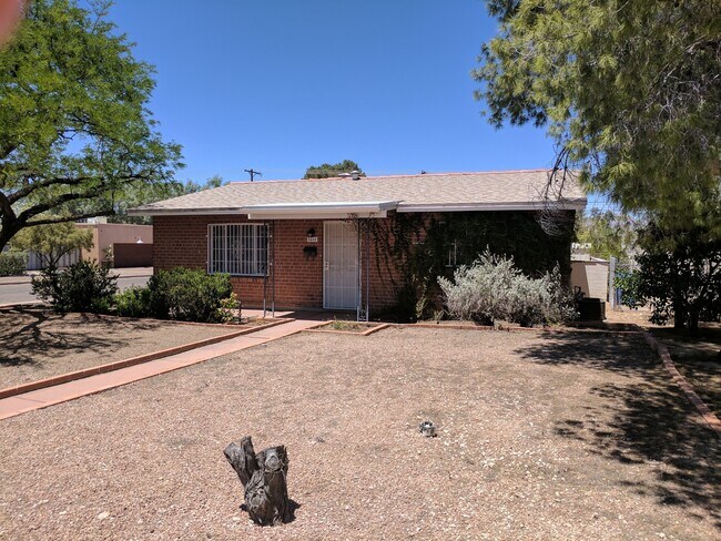 Building Photo - 2 Bedroom and 1 Bath Rental