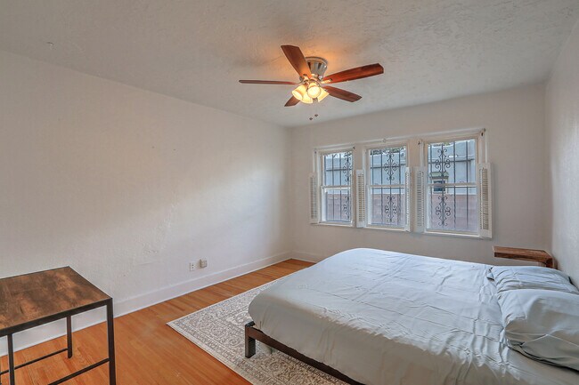 Building Photo - 618 Sycamore St NE