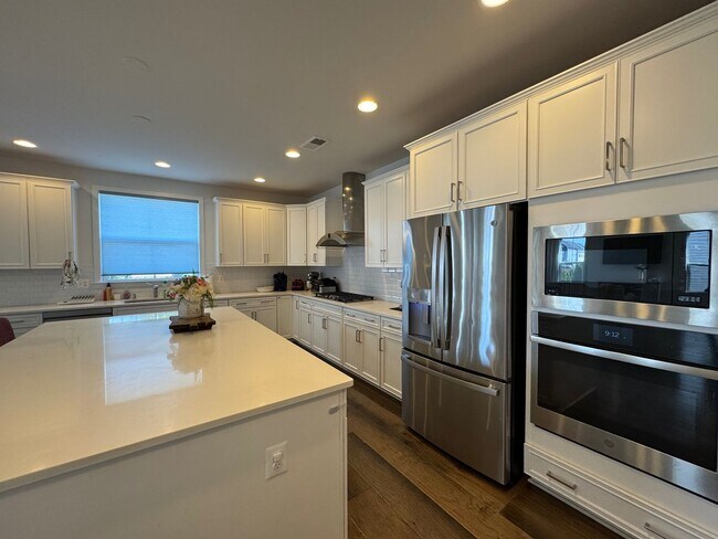 Building Photo - Stylish And Spacious 4 Bed 3.5 Bath Home I...