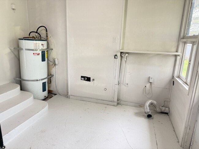 Building Photo - Huge 4 bedroom 2 bath house!