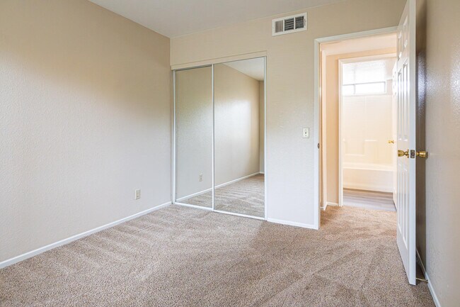 Building Photo - 450 Tava Ln