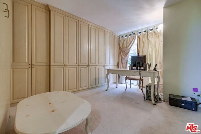 Building Photo - 4337 Marina City Dr