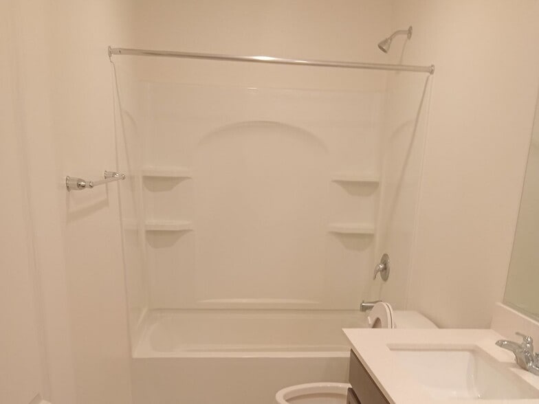 Shared Bathroom for Rooms A and B - 2986 Saltillo Ln