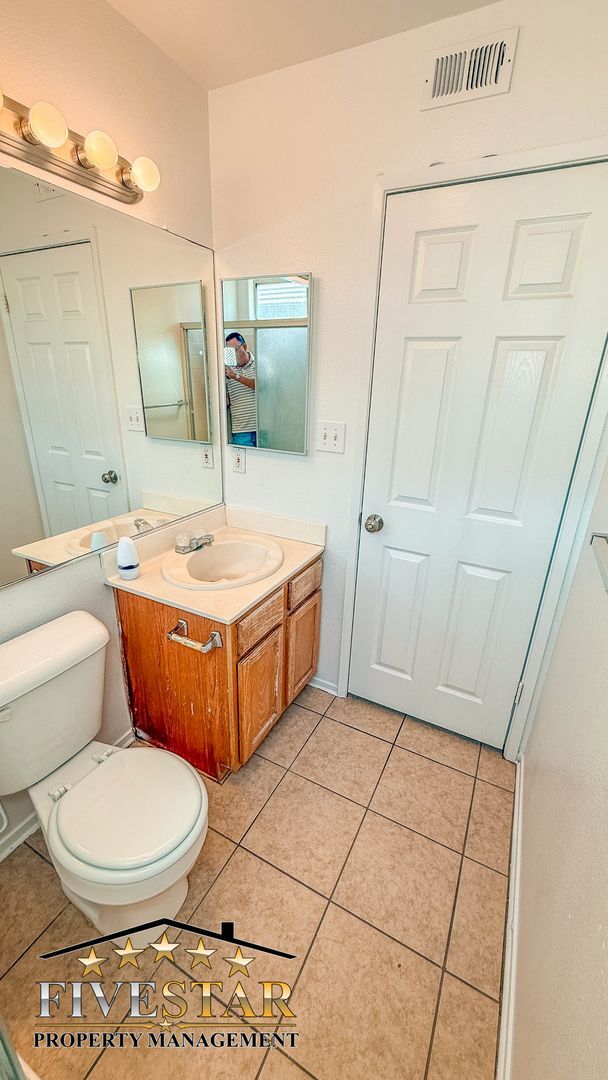 Building Photo - House for Rent in SouthWest Bakersfield