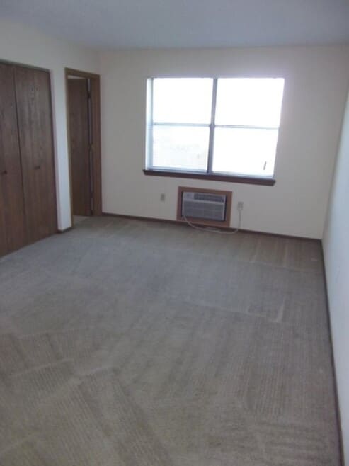 Building Photo - 664 E Cherry St