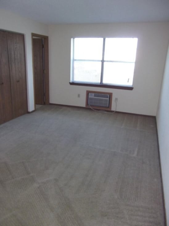 Building Photo - 664 E Cherry St