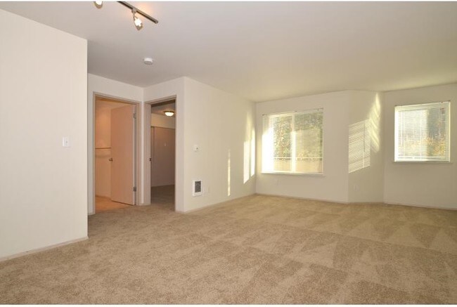 Building Photo - 1800 Eastlake Apts (Scenic)