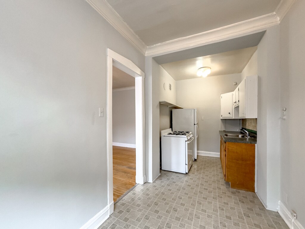 Building Photo - 2226 W Wilson Ave