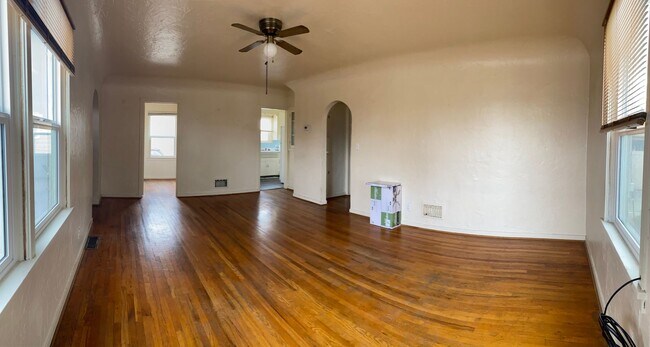 Building Photo - Duplex Close To Everything