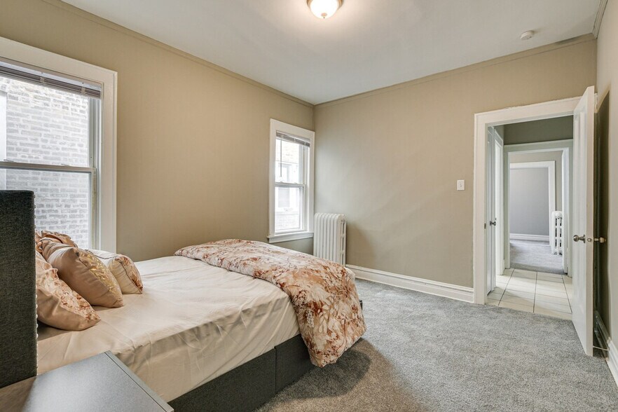 Building Photo - 6435 N Leavitt St