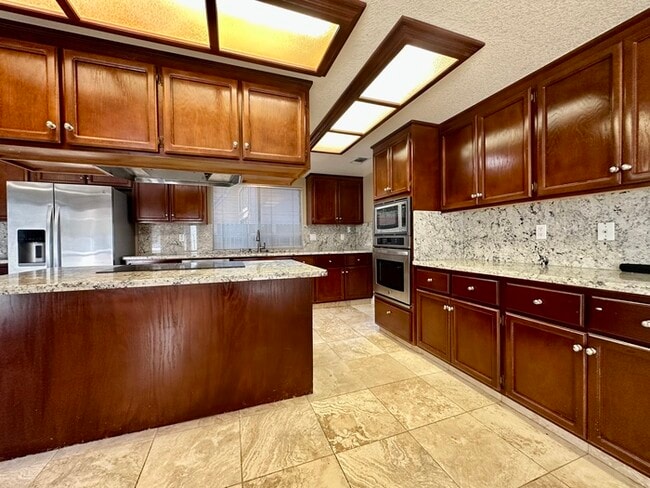 Building Photo - Beautiful 4 Bedroom Single Story For Rent in Gold River!