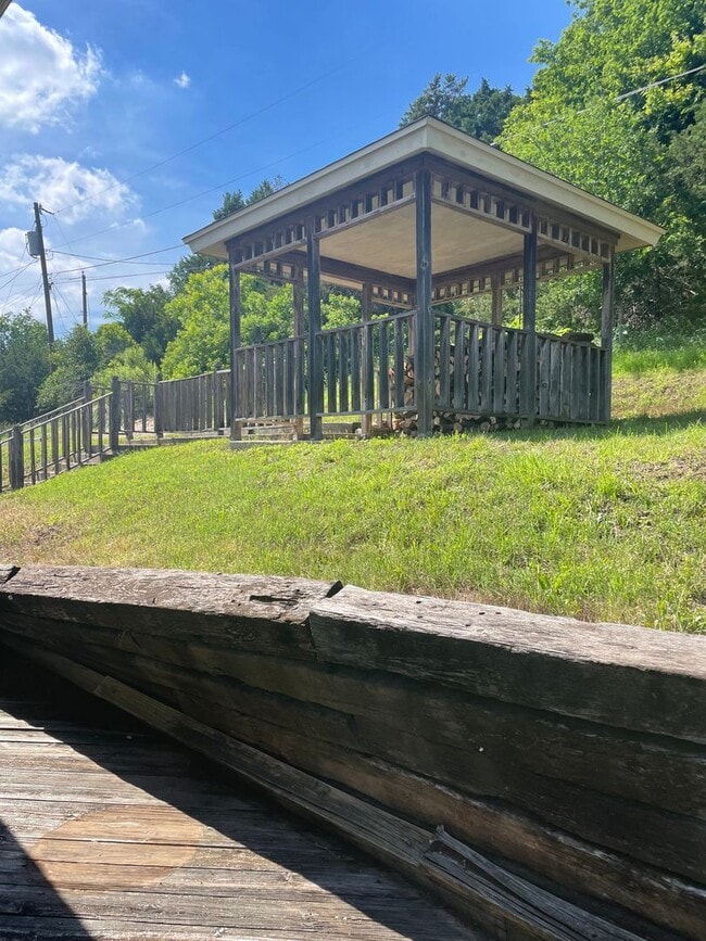 Building Photo - 4 bedroom, 2 bath, 2 car garage