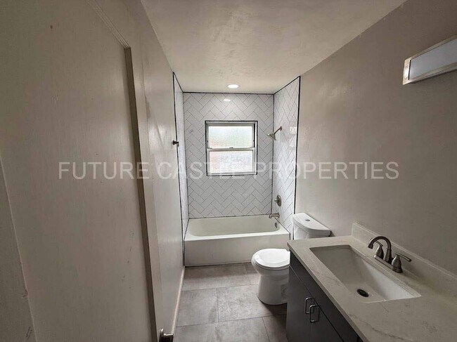 Building Photo - 1009 Bryn Mawr Dr NE