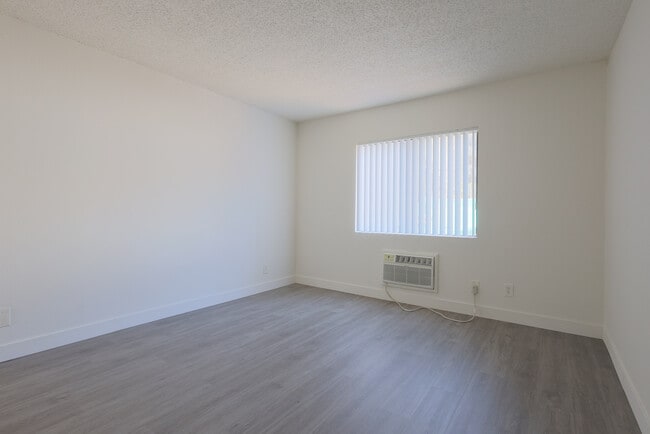 Building Photo - 943 Elden Ave