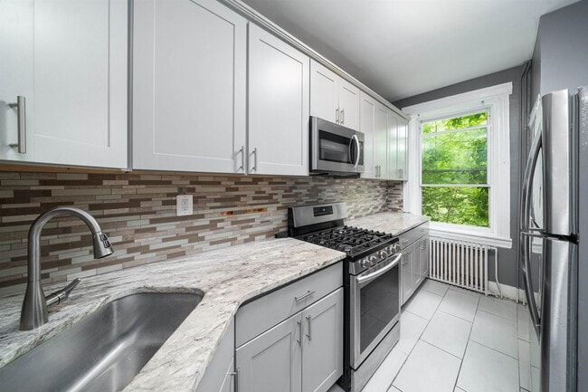 Building Photo - 122 Mallory Ave