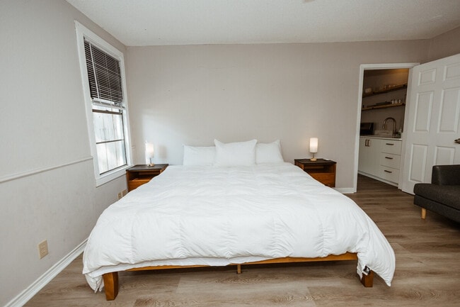 Building Photo - 3625 Maple Ave