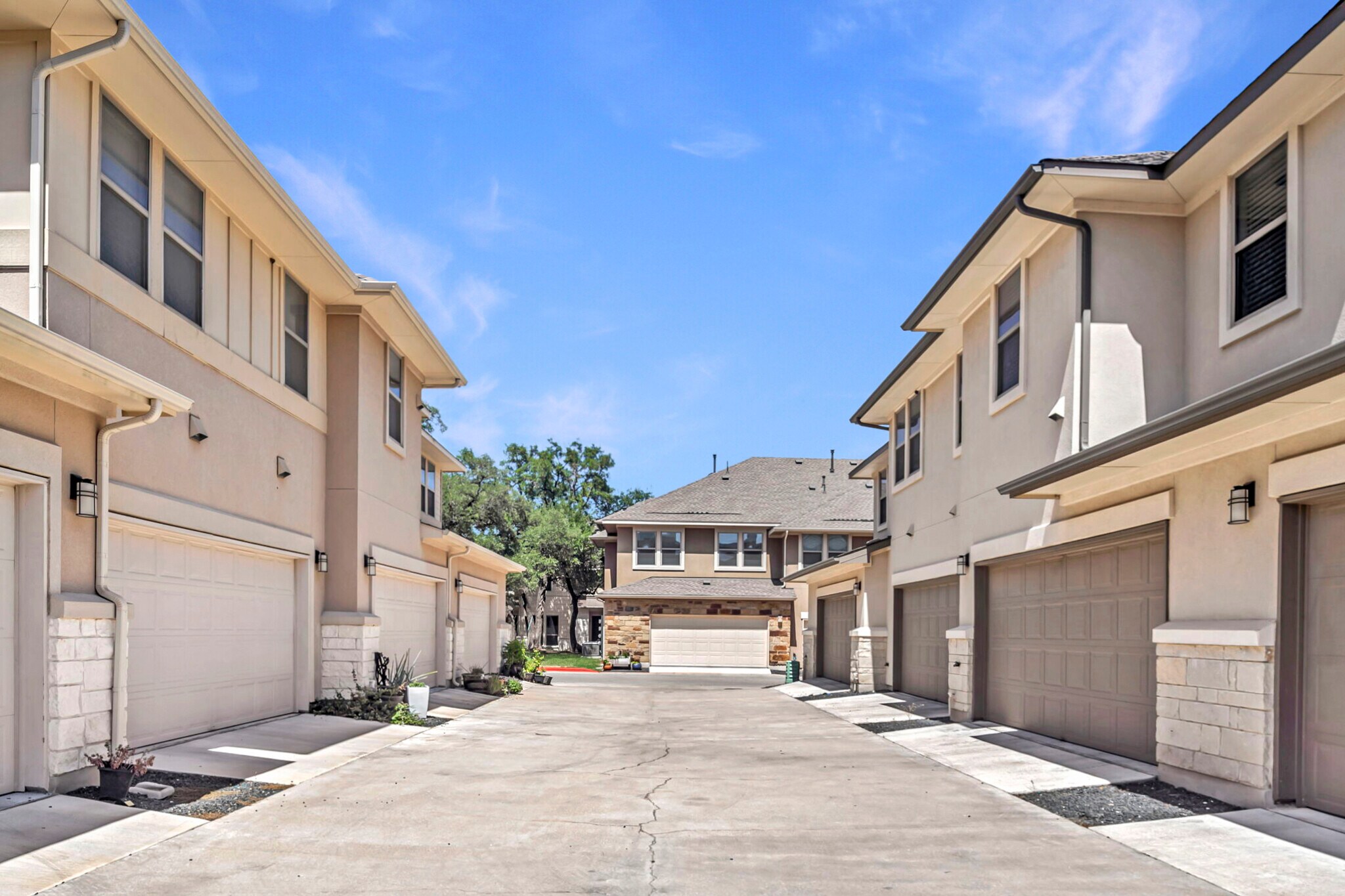 Building Photo - 13800 Lyndhurst St