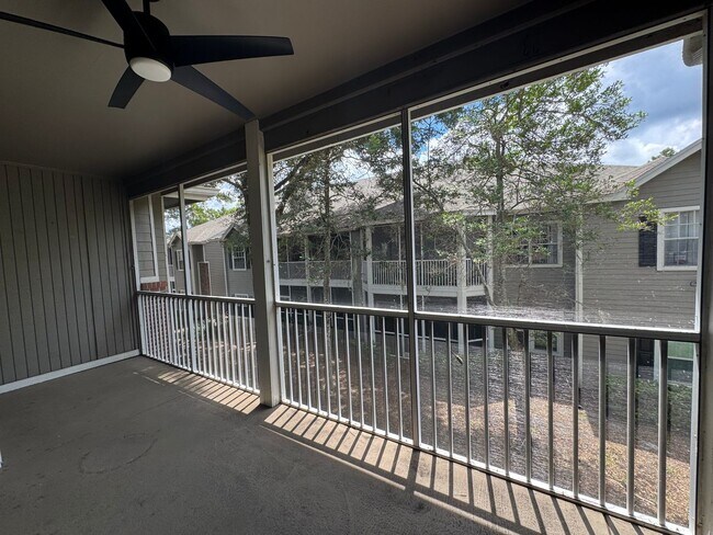 Building Photo - Move In Special! 2 Bed / 2 Bath Upstairs C...