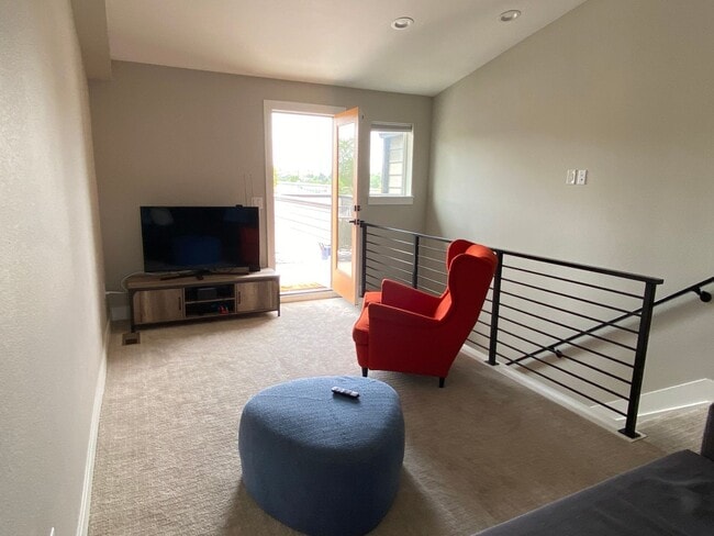 Building Photo - Modern 2 Bed | 3.5 Bath Townhome with Bonu...