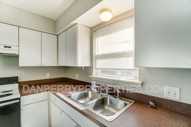 Building Photo - 3660 Willow Run Dr