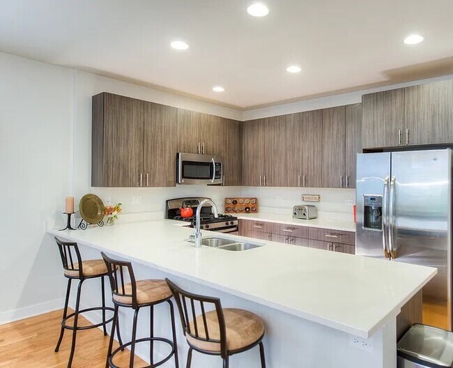 Primary Photo - 693 N Peoria St