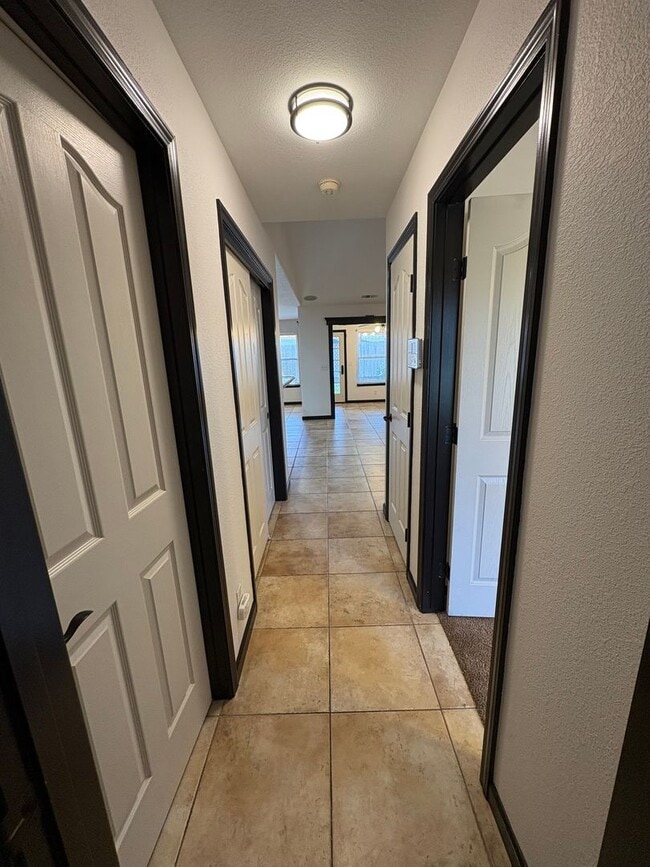 Building Photo - NW Visalia Home coming soon!