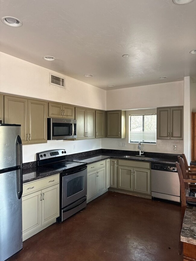 Building Photo - Blacklidge2905-2