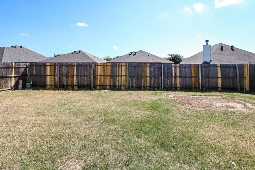 Building Photo - 1108 McKavett Dr