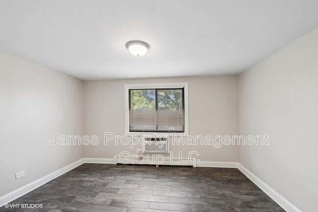 Building Photo - 3940 N Narragansett Ave