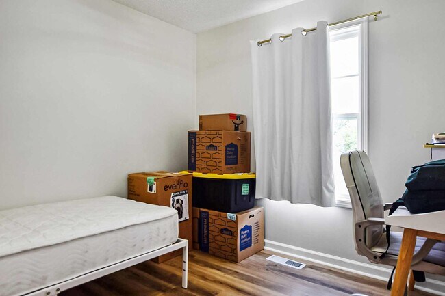 Building Photo - Pet Friendly Three Bedroom!