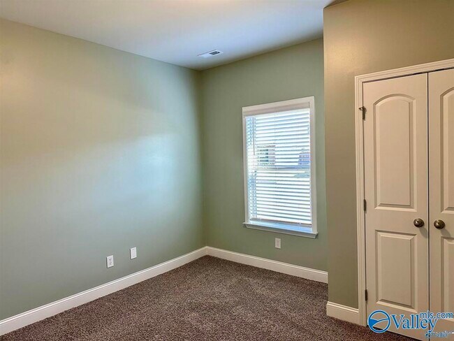 Building Photo - 2618 W Creek Dr