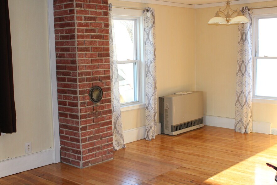 Dining area - lots of windows let in natural light. - 1011 Main St