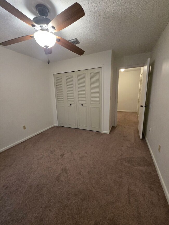 Building Photo - Two Bedroom Condo close to USF