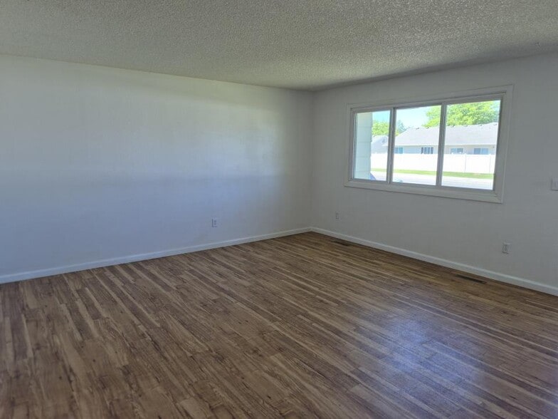 Building Photo - 1229 Hawthorne Ln