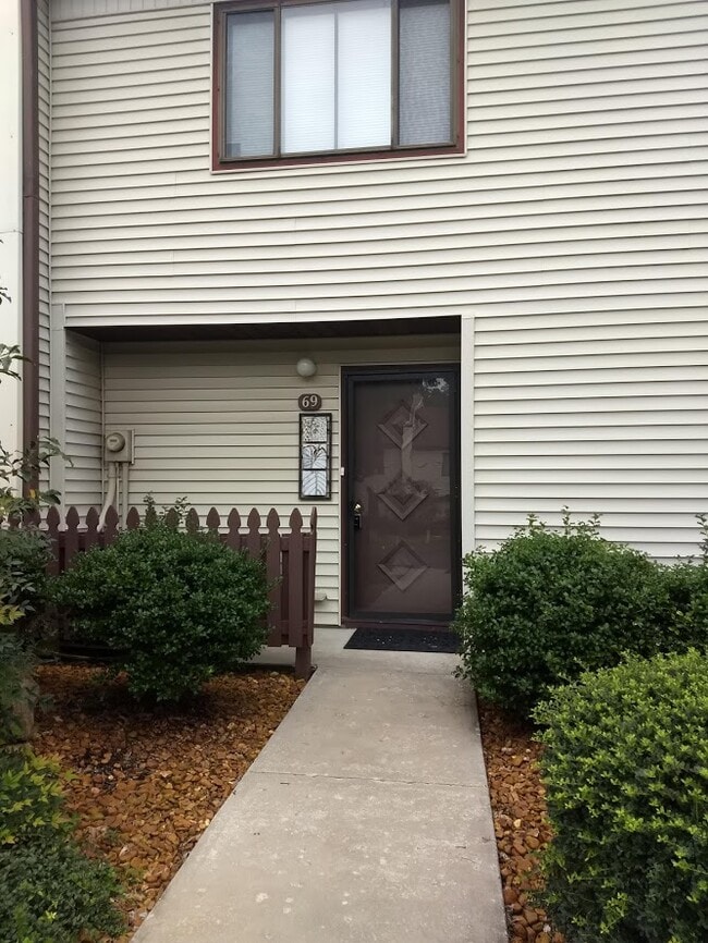 Primary Photo - 69 Wilshire Heights Dr