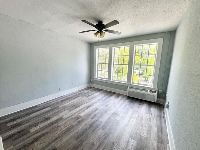 Building Photo - 704 Cordova Dr