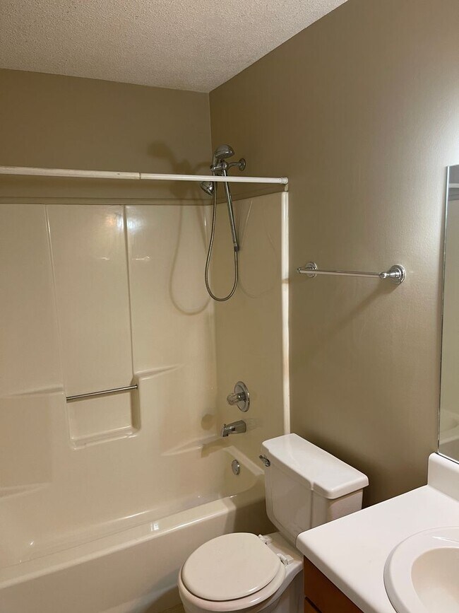 Building Photo - Northpointe 1074-1076