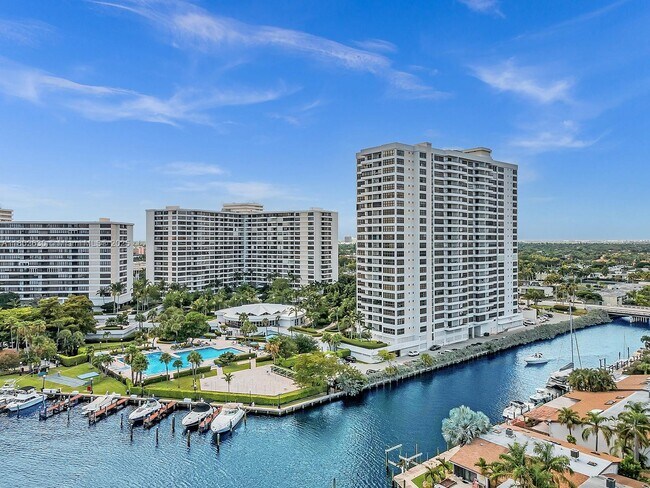 Building Photo - 2500 Parkview Dr