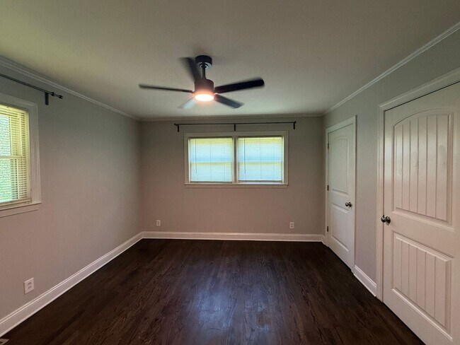 Building Photo - 645 Greenbriar Ave