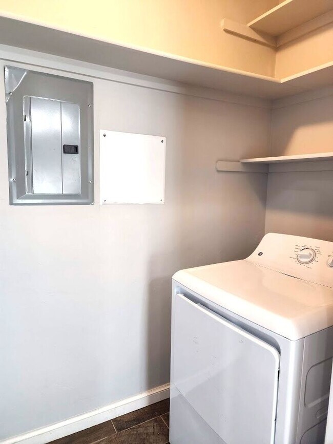 Building Photo - Campbell St Duplex